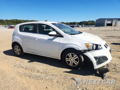 Czwarte zdjęcie samochodu z boku: 2013 CHEVROLET SONIC LT VIN:1G1JC6SH2D4136204 - miniatura