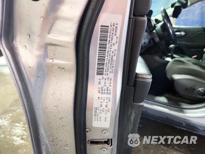 Zdjęcie 14 z 14 samochodu: 2016 JEEP CHEROKEE LATITUDE VIN:1C4PJMCB7GW305549 - miniatura