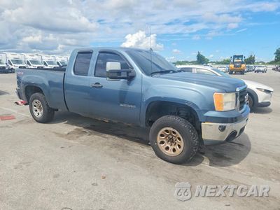 Czwarte zdjęcie samochodu z boku: 2010 GMC SIERRA K1500 SLE VIN:1GTSKVE32AZ176676 - miniatura