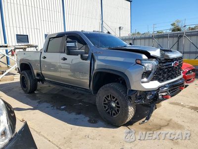Czwarte zdjęcie samochodu z boku: 2024 CHEVROLET SILVERADO K2500 ZR2 VIN:1GC4YYEY6RF249548 - miniatura
