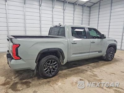 Trzecie zdjęcie samochodu z tyłu: 2025 TOYOTA TUNDRA PLATINUM HV VIN:5TFNC5DB9SX110786 - miniatura