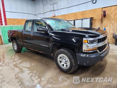 Czwarte zdjęcie samochodu z boku: 2018 CHEVROLET SILVERADO K1500 VIN:1GCVKNEH6JZ324224 - miniatura