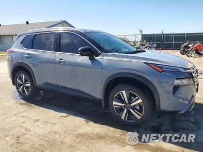 Czwarte zdjęcie samochodu z boku: 2025 NISSAN ROGUE SL VIN:JN8BT3CB4SW425448 - miniatura