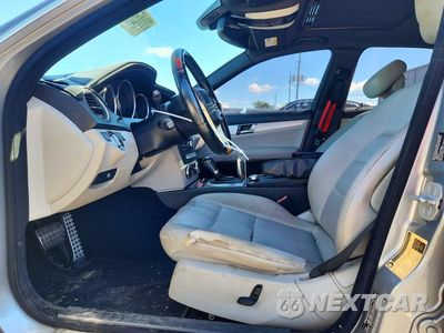 Zdjęcie 7 z 12 samochodu: 2012 MERCEDES-BENZ C 250 VIN:WDDGF4HB6CR202583 - miniatura