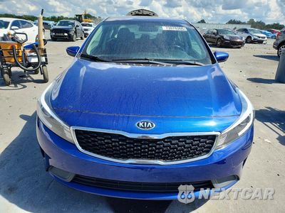 Piąte zdjęcie samochodu w środku: 2017 KIA FORTE LX VIN:3KPFL4A75HE133621 - miniatura