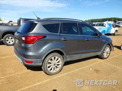 Trzecie zdjęcie samochodu z tyłu: 2019 FORD ESCAPE SEL VIN:1FMCU0HD1KUC02846 - miniatura