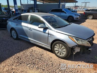 Czwarte zdjęcie samochodu z boku: 2017 HYUNDAI SONATA HYBRID SE VIN:KMHE24L11HA046708 - miniatura