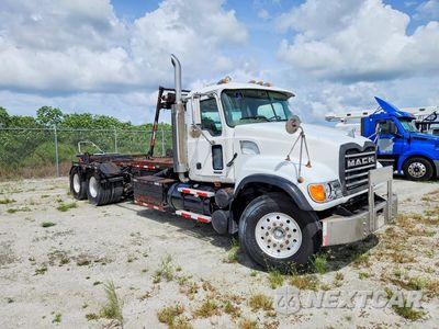 Czwarte zdjęcie samochodu z boku: 2006 MACK CV713 ROLL-OFF CONTAINER TRUCK VIN:1M2AG11C06M052871 - miniatura