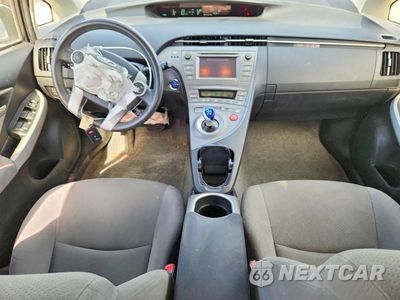 Zdjęcie 8 z 13 samochodu: 2013 TOYOTA PRIUS TWO VIN:JTDKN3DU0D5544631 - miniatura