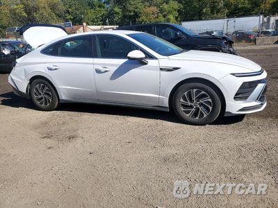 Czwarte zdjęcie samochodu z boku: 2026 HYUNDAI SONATA HYBRID BLUE VIN:KMHL24JJ7TA141471 - miniatura