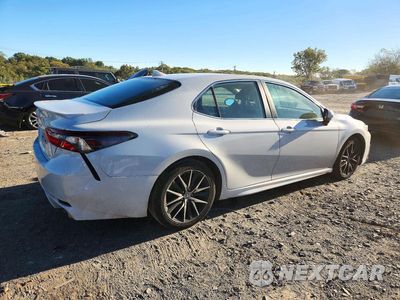 Trzecie zdjęcie samochodu z tyłu: 2024 TOYOTA CAMRY SE VIN:4T1G11AK1RU204003 - miniatura