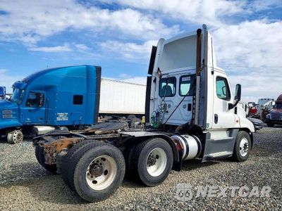 Trzecie zdjęcie samochodu z tyłu: 2015 FREIGHTLINER CASCADIA SEMI TRUCK VIN:1FUJGEDV2FLGJ9754 - miniatura