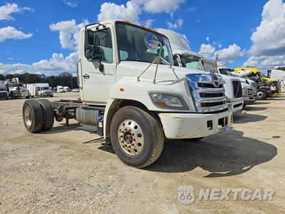 Czwarte zdjęcie samochodu z boku: 2019 HINO 258/268 - SEMI TRUCK VIN:5PVNJ8JJ3K4S51048 - miniatura