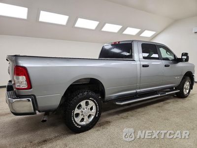 Trzecie zdjęcie samochodu z tyłu: 2023 RAM 2500 BIG HORN VIN:3C6UR5JJ9PG576243 - miniatura