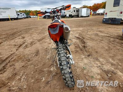 Czwarte zdjęcie samochodu z boku: 2021 KTM 500 XCF-W DIRT BIKE VIN:VBKEXM40XMM433695 - miniatura