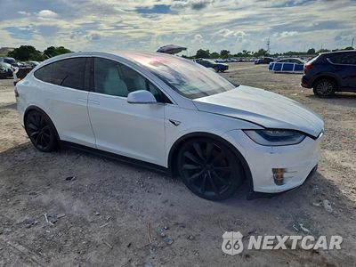 Czwarte zdjęcie samochodu z boku: 2018 TESLA MODEL X VIN:5YJXCAE22JF141144 - miniatura