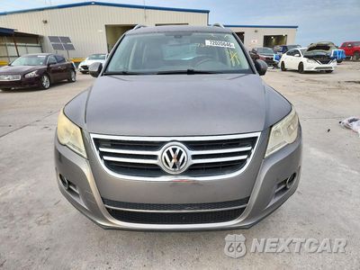 Piąte zdjęcie samochodu w środku: 2011 VOLKSWAGEN TIGUAN S VIN:WVGBV7AX3BW506349 - miniatura