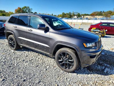 Czwarte zdjęcie samochodu z boku: 2020 JEEP GRAND CHEROKEE LAREDO VIN:1C4RJFAG8LC305154 - miniatura