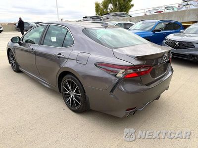 Trzecie zdjęcie samochodu z tyłu: 2024 TOYOTA CAMRY HYBRID SE VIN:4T1S31AK7RU073051 - miniatura
