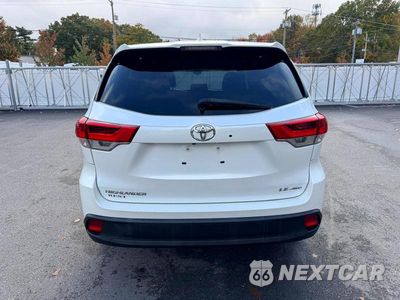 Piąte zdjęcie samochodu w środku: 2018 TOYOTA HIGHLANDER LE PLUS VIN:5TDBZRFH0JS817709 - miniatura