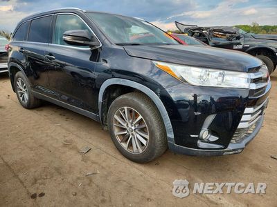 Czwarte zdjęcie samochodu z boku: 2019 TOYOTA HIGHLANDER XLE VIN:5TDJZRFH1KS614731 - miniatura