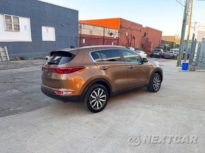 Czwarte zdjęcie samochodu z boku: 2017 KIA SPORTAGE EX VIN:KNDPNCAC5H7058215 - miniatura