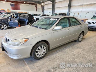 2005 TOYOTA CAMRY LE 4T1BE32K35U070002 - główne zdjęcie licytacji z USA - miniatura