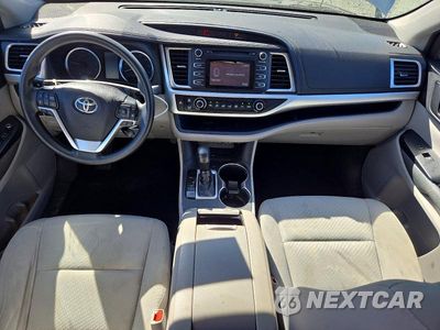Zdjęcie 8 z 13 samochodu: 2019 TOYOTA HIGHLANDER LE VIN:5TDZARFH1KS055109 - miniatura
