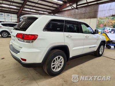 Trzecie zdjęcie samochodu z tyłu: 2020 JEEP GRAND CHEROKEE LAREDO VIN:1C4RJFAG2LC167417 - miniatura