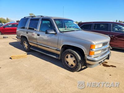 Czwarte zdjęcie samochodu z boku: 1999 CHEVROLET TAHOE K1500 VIN:1GNEK13R9XJ504722 - miniatura