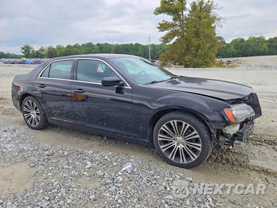 Czwarte zdjęcie samochodu z boku: 2013 CHRYSLER 300 S VIN:2C3CCABT3DH732372 - miniatura