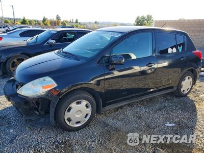 2008 NISSAN VERSA 1.8 S 3N1BC13E48L456145 - główne zdjęcie licytacji z USA - miniatura