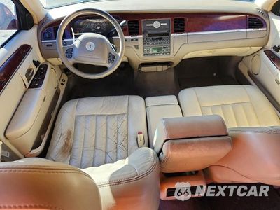Zdjęcie 8 z 12 samochodu: 2004 LINCOLN TOWN CAR EXECUTIVE VIN:1LNHM81W54Y614022 - miniatura