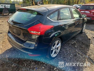 Trzecie zdjęcie samochodu z tyłu: 2016 FORD FOCUS TITANIUM VIN:1FADP3N28GL256510 - miniatura
