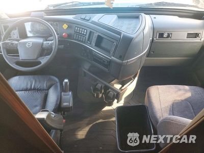 Zdjęcie 8 z 13 samochodu: 2020 VOLVO VNL SEMI TRUCK VIN:4V4NC9EH5LN226885 - miniatura