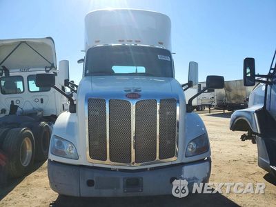 Piąte zdjęcie samochodu w środku: 2018 PETERBILT 579 SEMI TRUCK VIN:1XPBA48X1JD446505 - miniatura