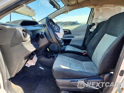 Zdjęcie 7 z 13 samochodu: 2013 TOYOTA PRIUS C VIN:JTDKDTB3XD1048773 - miniatura
