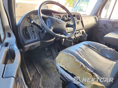 Zdjęcie 8 z 12 samochodu: 2014 FREIGHTLINER BUSINESS CLASS M2 FLATBED TRUCK VIN:1FVACXDT1EHFR6972 - miniatura