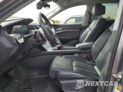 Zdjęcie 7 z 13 samochodu: 2019 AUDI E-TRON PRESTIGE VIN:WA1VABGEXKB019009 - miniatura