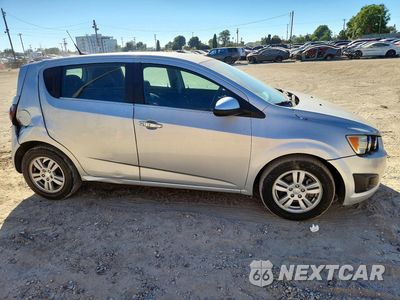 Czwarte zdjęcie samochodu z boku: 2014 CHEVROLET SONIC LT VIN:1G1JC6SG9E4139593 - miniatura