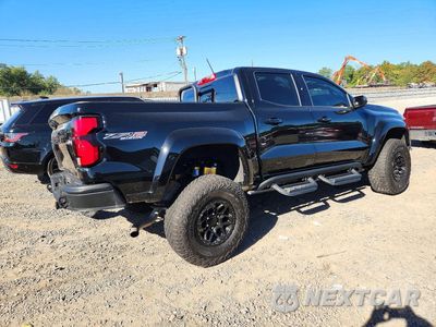 Trzecie zdjęcie samochodu z tyłu: 2025 CHEVROLET COLORADO ZR2 VIN:1GCPTFEK1S1171355 - miniatura