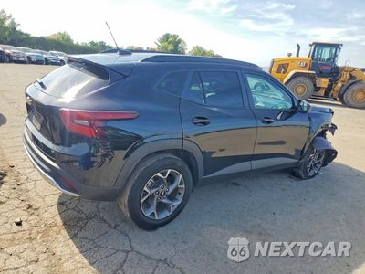 Trzecie zdjęcie samochodu z tyłu: 2025 CHEVROLET TRAX 1LT VIN:KL77LHEP3SC291330 - miniatura