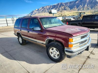 Czwarte zdjęcie samochodu z boku: 1999 CHEVROLET TAHOE K1500 VIN:1GNEK13R0XJ416237 - miniatura