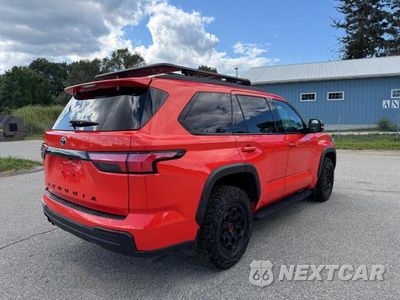Czwarte zdjęcie samochodu z boku: 2023 TOYOTA SEQUOIA TRD PRO VIN:7SVAAABA1PX011240 - miniatura