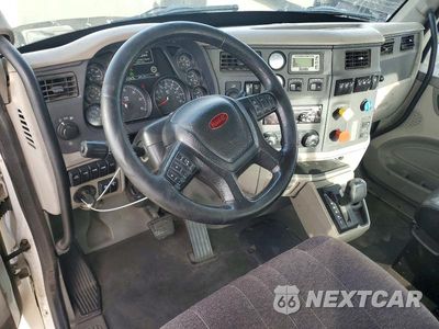 Zdjęcie 8 z 12 samochodu: 2018 PETERBILT 579 SEMI TRUCK VIN:1XPBA48X3JD478260 - miniatura