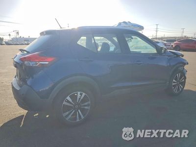 Trzecie zdjęcie samochodu z tyłu: 2020 NISSAN KICKS SV VIN:3N1CP5CV2LL517176 - miniatura