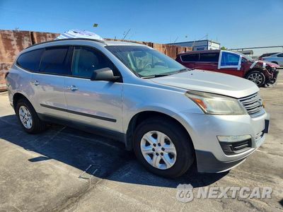 Czwarte zdjęcie samochodu z boku: 2015 CHEVROLET TRAVERSE LS VIN:1GNKRFKD5FJ284673 - miniatura