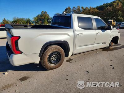 Trzecie zdjęcie samochodu z tyłu: 2026 TOYOTA TUNDRA PLATINUM HV VIN:5TFNC5DB8TX118749 - miniatura