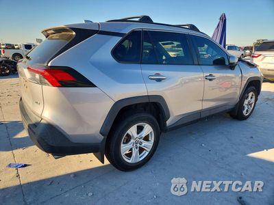 Trzecie zdjęcie samochodu z tyłu: 2021 TOYOTA RAV4 XLE VIN:2T3W1RFV8MC164324 - miniatura
