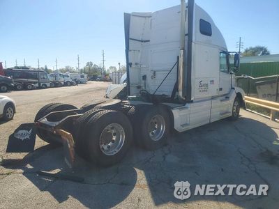 Trzecie zdjęcie samochodu z tyłu: 2014 VOLVO VNL SEMI TRUCK VIN:4V4NC9EH5EN148773 - miniatura